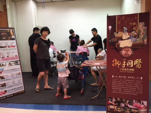經過的顧客們都被我們給吸引住了目光。 經過的顧客們都被我們給吸引住了目光。